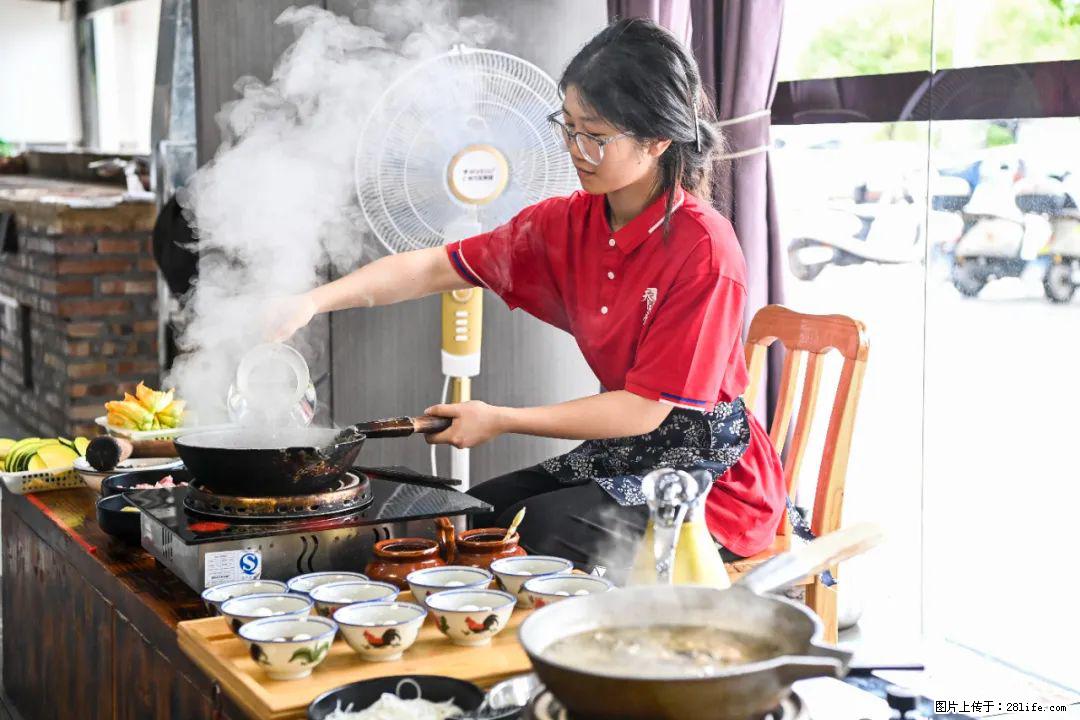 全网追的“扁担女孩”，找了一份暑假工，时薪12元 - 宜昌生活资讯 - 宜昌28生活网 yc.28life.net